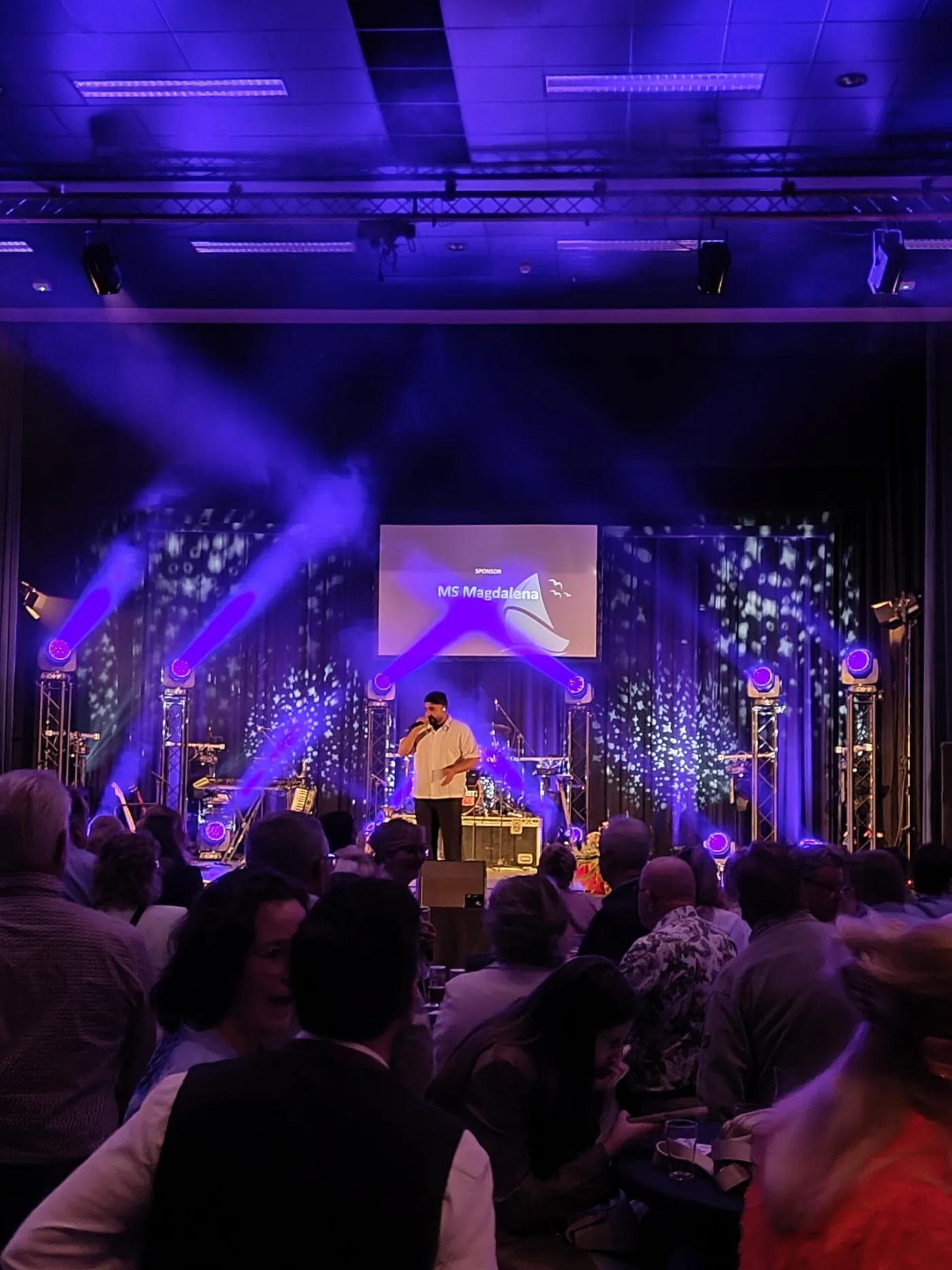 Zanger op het podium van de Vaeszaal